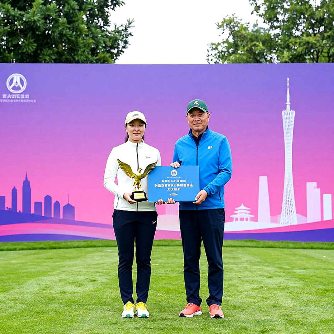 Vòng 1 Omega European Masters: Todd Clements lặng lẽ bám đuổi, và câu chuyện về nhịp điệu của một vòng đấu