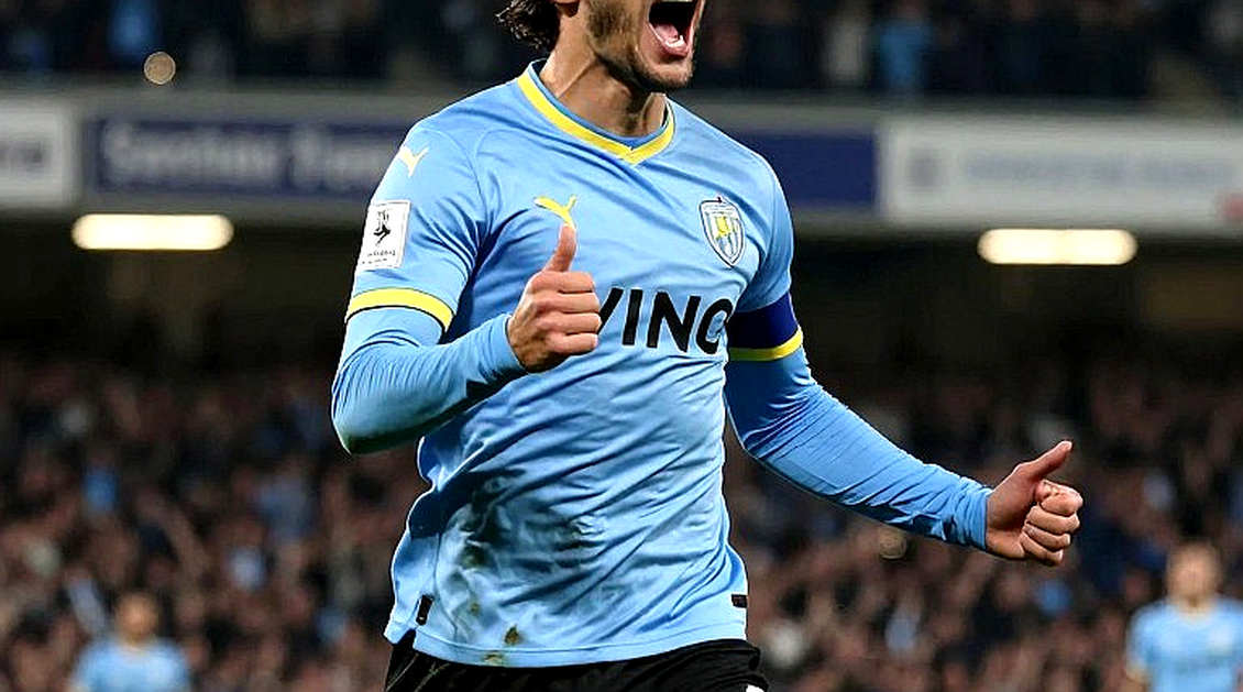 Cú sút của Haaland, tờ đơn của Gavi và khoảng lặng sau trận derby Manchester