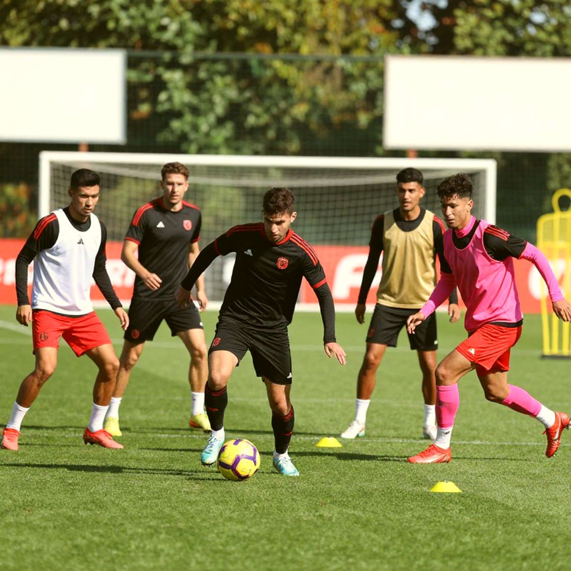 Nhịp V-League và những chiếc ghế trống: Câu chuyện chuyển nhượng chưa ai kể