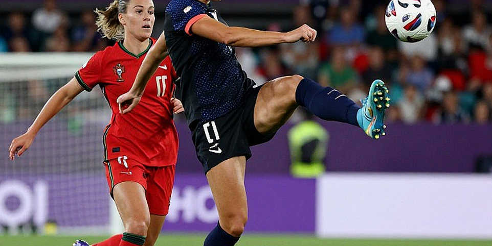 Míchel Sánchez và thói quen công bố đội hình muộn tại Ajax qua lời Owen Wijndal