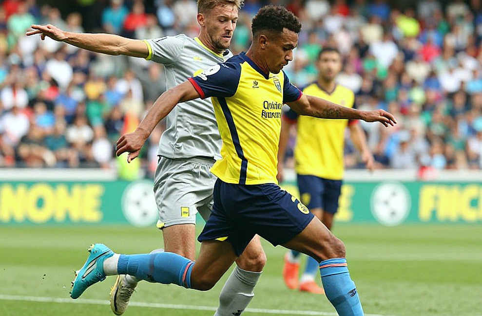 Calvin Stengs, cú sút vọt xà và khoảng trống số 10 ở AZ Alkmaar