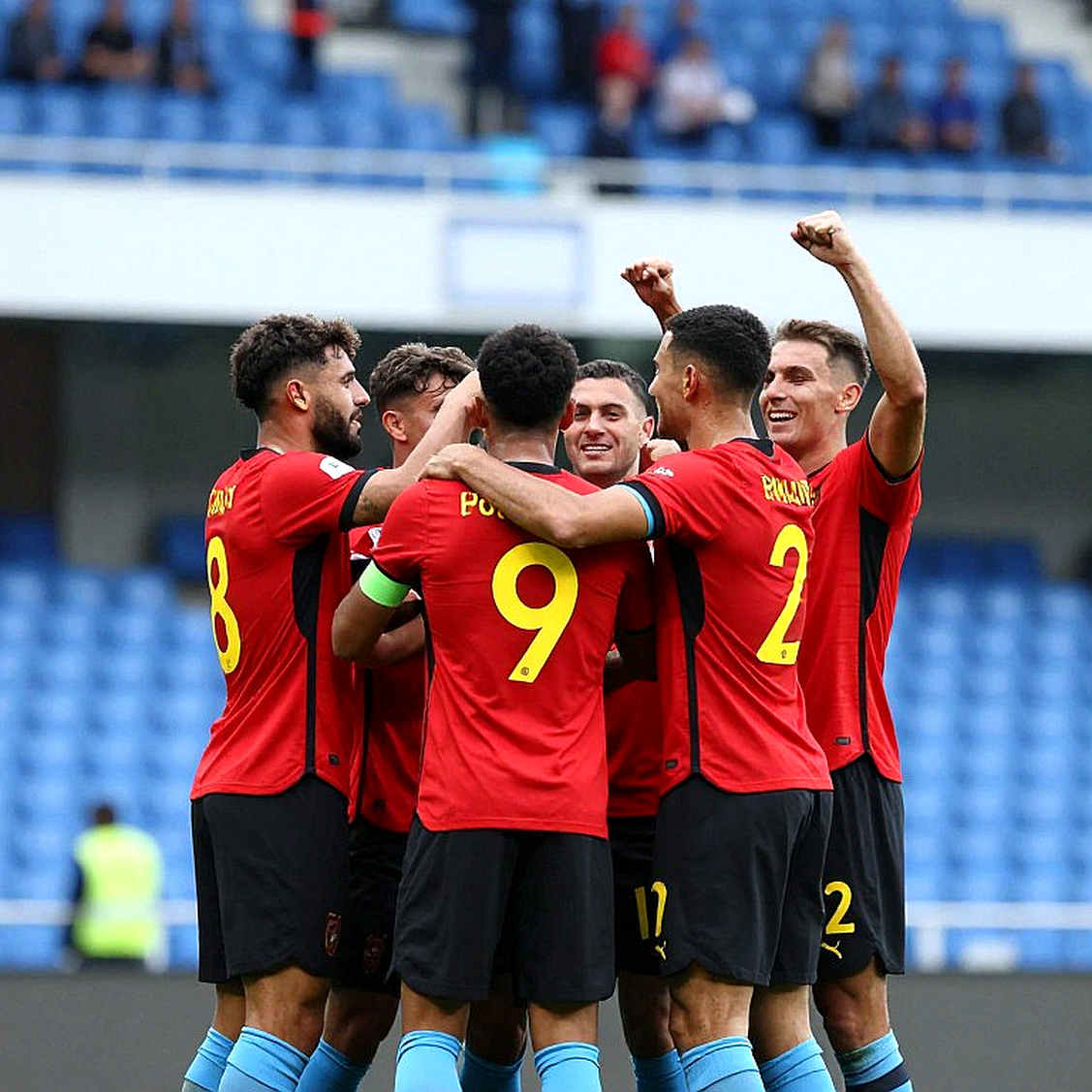 Manchester United khủng hoảng: Carrick đối mặt áp lực sa thải, Neville phán xét 'chuẩn mực' cầu thủ