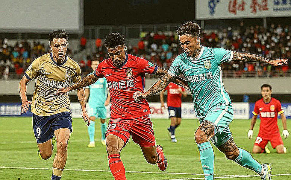 Đêm Madrid đánh rơi vần thơ: Khi Man United mất người, Arsenal mất tiếng ồn, và băng ghế dự bị lên tiếng