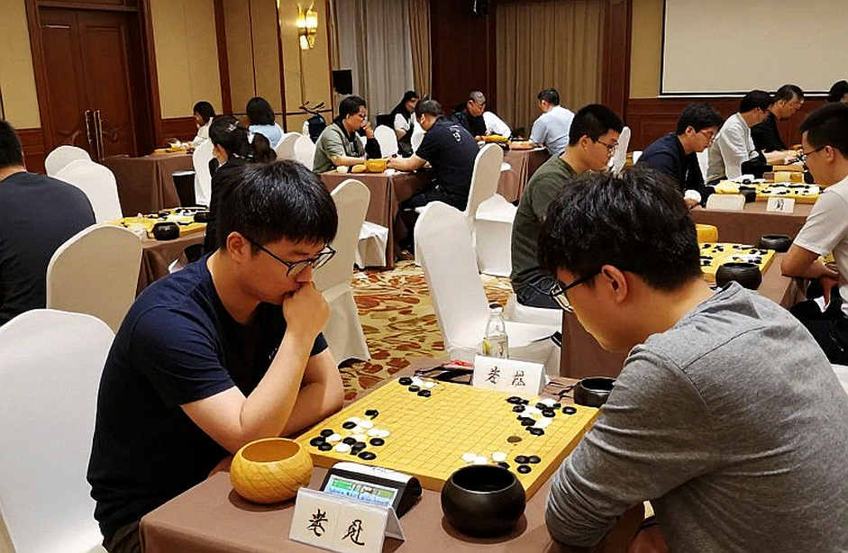 Sau 1.d4 d5: Khi các kỳ thủ Trắng quyết định trốn khỏi lý thuyết
