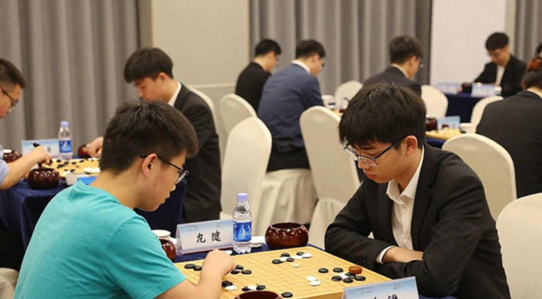 Nước 5.e5 và niềm an ủi kỳ lạ của người chơi cờ câu lạc bộ