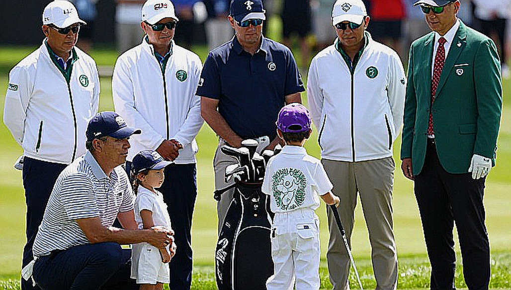Tiger Woods lái xe golf sau án treo bằng lái: Câu hỏi pháp lý 5 năm vẫn chưa có lời giải