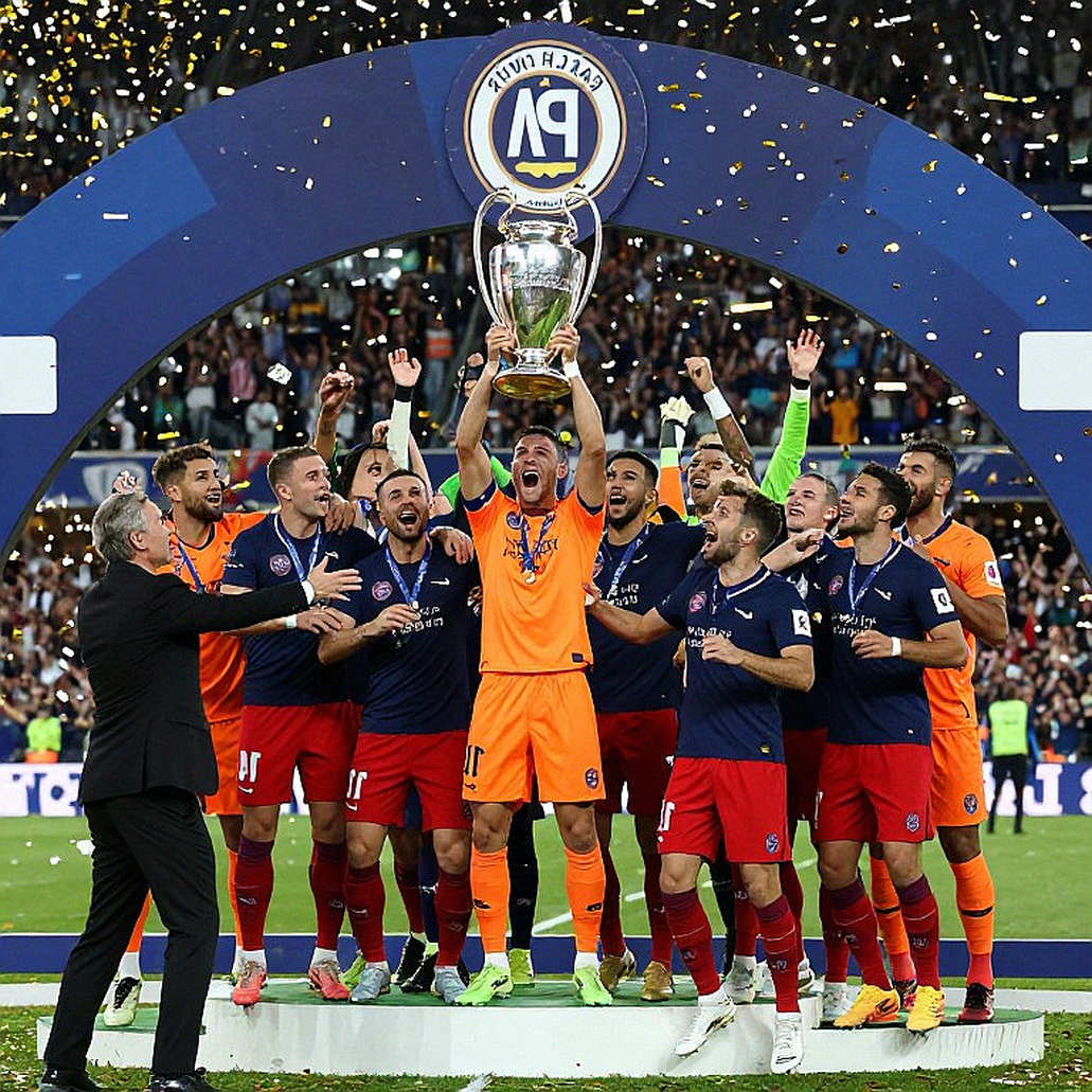 Mexico 0-2 Chile at Memorial Coliseum: A Stand Erupts, Five Matches Without a Win, and the Referee's Decision Not to Stop Play Mexico 0-2 Chile at Memorial Coliseum: A Stand Erupts, Five Matches Without a Win, and the Referee's Decision Not to Stop Play